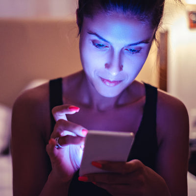 Blue Light From Phones and Tablets Can Speed Up Blindness, Study Finds